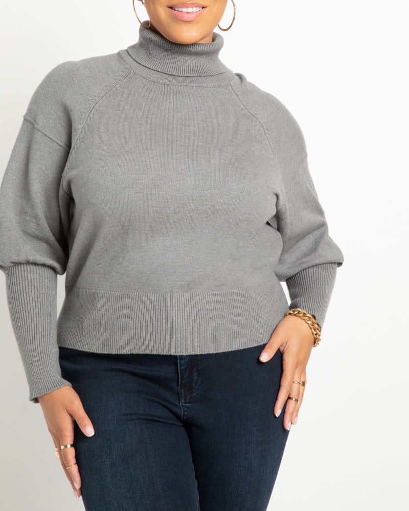 Front of a model wearing a size 14/16 Lennon Puff Sleeve Sweater in Heather Grey by ELOQUII. | dia_product_style_image_id:242063